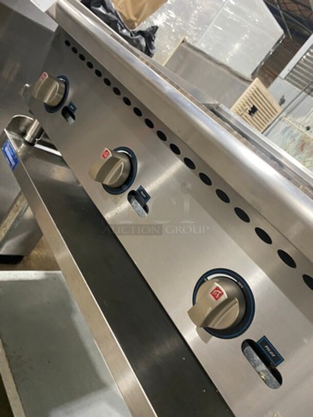 LATE MODEL! 2021 Spectrum Commercial Natural Gas Powered Char Broiler Grill! With Back And Side Splashes! On Small Legs! On Equipment Stand! With Storage Space Underneath! All Stainless Steel! On Legs! Model: NGCB36R SN: NGCB365040001116 - Image 7 of 10