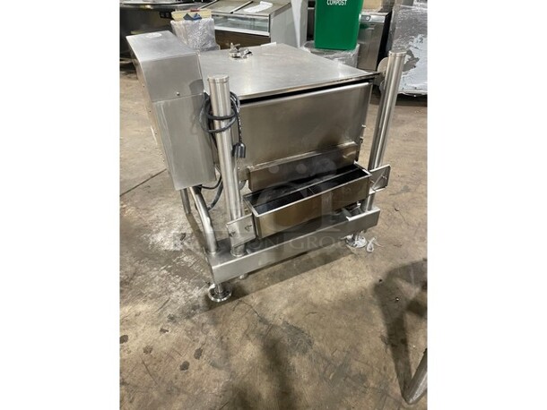 Amazing! EXTRA CLEAN! LIKE NEW! Cleveland Commercial Natural Gas Powered Tilt Skillet/Braising Pan! All Stainless Steel! On Legs! Working When Removed!  - Image 4 of 10