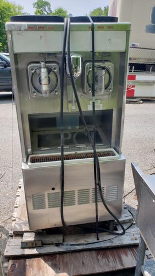 Taylor 342D-27 2 Flavor Frozen Drink Machine Dispenser w/ Blender on Casters. 
208-230 V 
1 Phase - Image 1 of 9