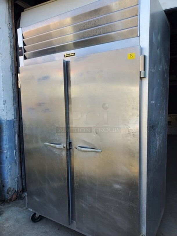Traulsen commercial freezer on casters! Very nice conditions, needs to be cleaned(only 3 racks inside) 115V - Image 2 of 4
