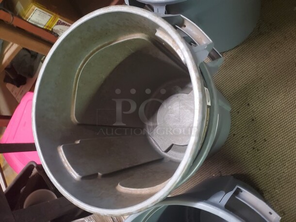 Rubbermaid 32 Gallon/121.1L Grey Brute Trash Can with Lid BIDX2 - Image 1 of 1