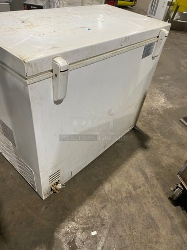 Amana Commercial Reach Down Chest Freezer/ Cooler! With Hinged Top Lid! Model: AQC0701DRW00 SN: TA41914499 115V - Image 4 of 8