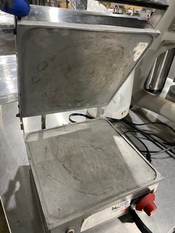 Commercial Countertop Panini/Sandwich Grill! All Stainless Steel! Press With Flat Surface! - Image 6 of 8