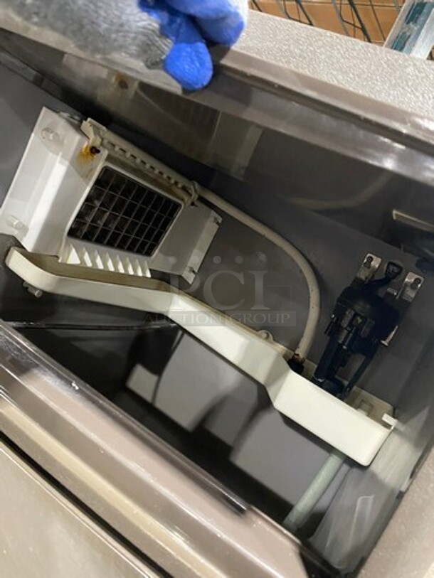 Manitowoc Commercial Under The Counter Ice Making Machine! Model QM30A SN: 031250055 115V 1 PH - Image 5 of 8