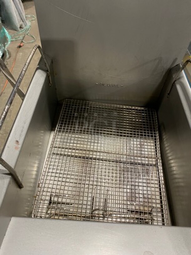 Cecilware Commercial Countertop Natural Gas Powered Deep Fat Fryer! With Back Splash! All Stainless Steel! On Small Legs! Model: GF10 SN: N804915 - Image 5 of 8