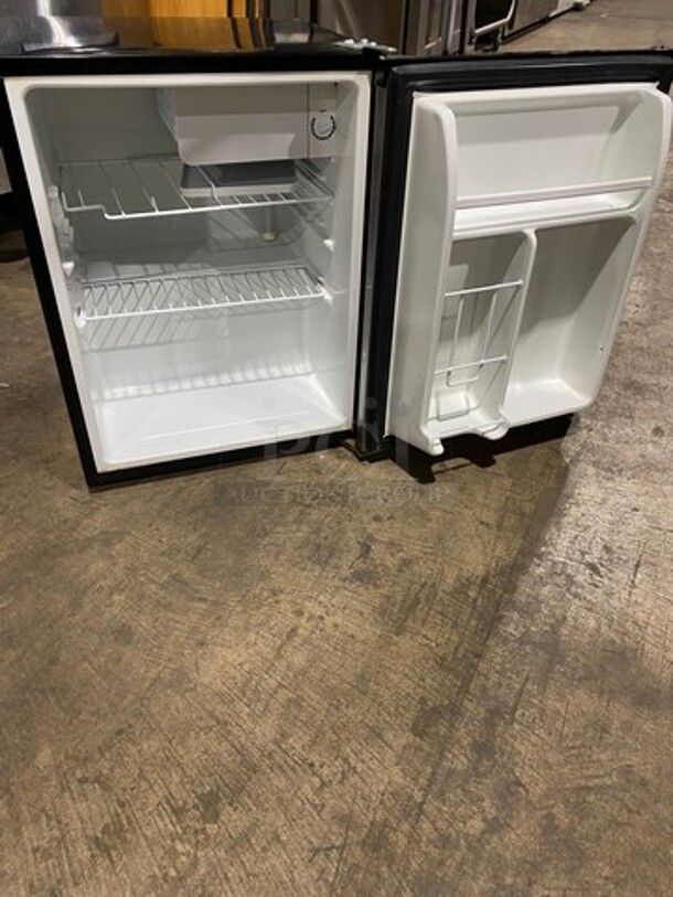 Sanyo Undercounter Single Door Refrigerator! With Poly Racks And Shelves! Model: SRA2480M SN: B032094098920405 115V - Image 6 of 9
