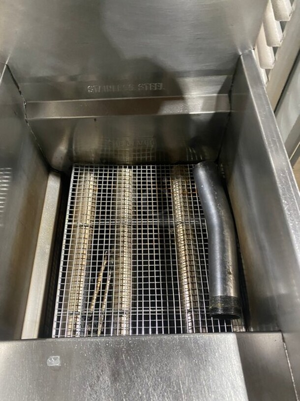 American Range Commercial Natural Gas Powered Deep Fat Fryer! All Stainless Steel! With Back Splash! With 2 Frying Baskets! On Legs! Model AF35/5G! - Image 5 of 8