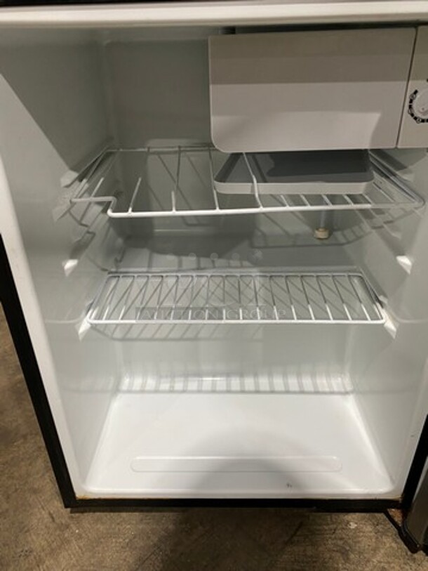 Sanyo Undercounter Single Door Refrigerator! With Poly Racks And Shelves! Model: SRA2480M SN: B032094098920405 115V - Image 7 of 9