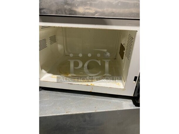 Westinghouse WMW-0009 Countertop Microwave Oven. 120 Volts, 1 Phase. - Image 5 of 6