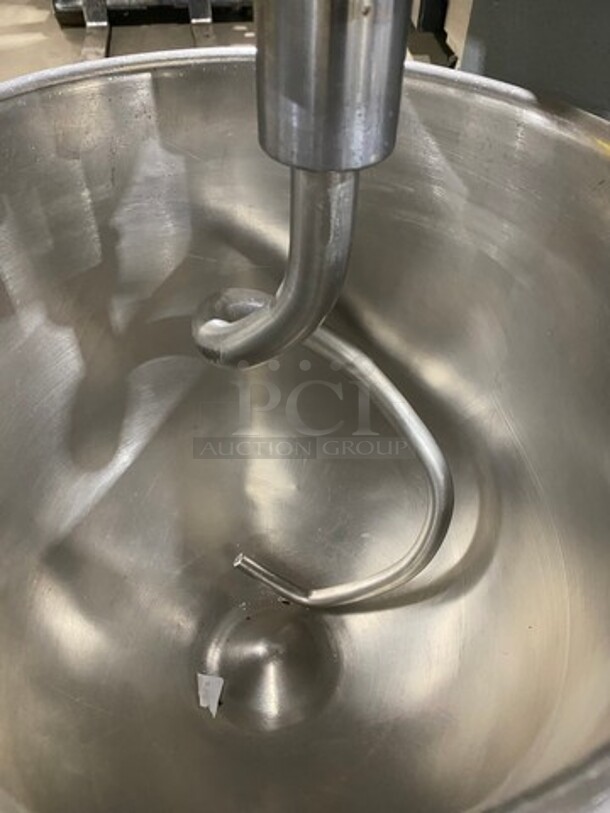 NICE! Welbilt Varimixer Commercial 40 Qt Planetary Mixer! With Mixing Bowl And Hook Attachment! Model: W40 SN: 6913030002EA! 208V 3 Phase! - Image 6 of 10