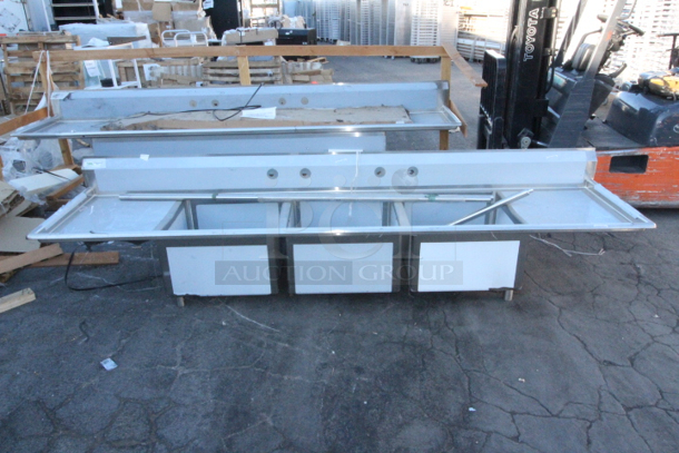 BRAND NEW SCRATCH & DENT! Regency 600S324242 124" 16-Gauge Stainless Steel Three Compartment Commercial Sink with 2 Drainboards - 24" x 24" x 14" Bowls. Appears to be missing 3 of the legs.  - Image 2 of 7