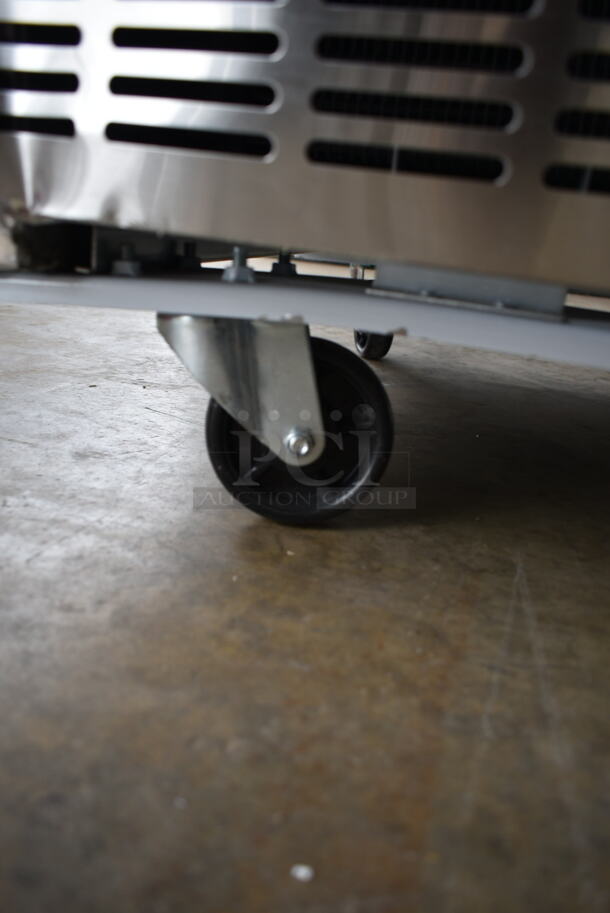 BRAND NEW SCRATCH AND DENT! 2023 Avantco 178SSPPT3 Stainless Steel Commercial Refrigerated Pizza Prep Table on Commercial Casters. 115 Volts, 1 Phase. Tested and Working! - Image 7 of 12