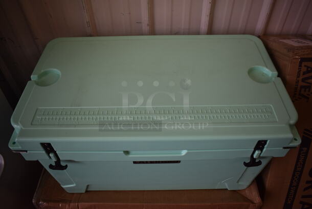 BRAND NEW IN BOX! CaterGator CG65SF Poly Insulated Seafoam 65 Qt. Rotomolded Extreme Outdoor Cooler / Ice Chest. 31x18x17 - Image 4 of 7