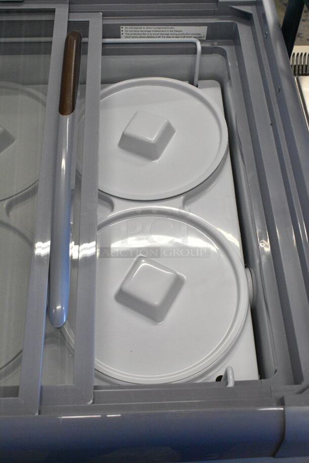 BRAND NEW SCRATCH AND DENT! Avantco 360ADC4N Commercial 26" Ice Cream Dipping Cabinet on Commercial Casters. 115 Volts, 1 Phase. Tested and Working! - Image 6 of 9