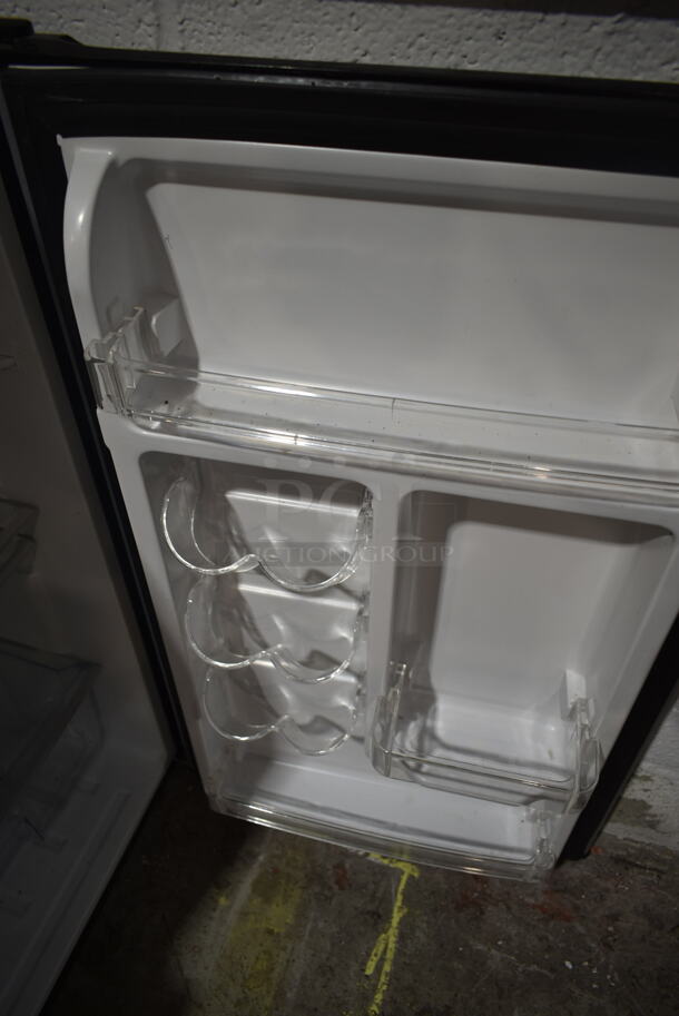 Magic Chef HMR330SE Metal Mini Cooler. 115 Volts, 1 Phase. Tested and Working! - Image 3 of 4