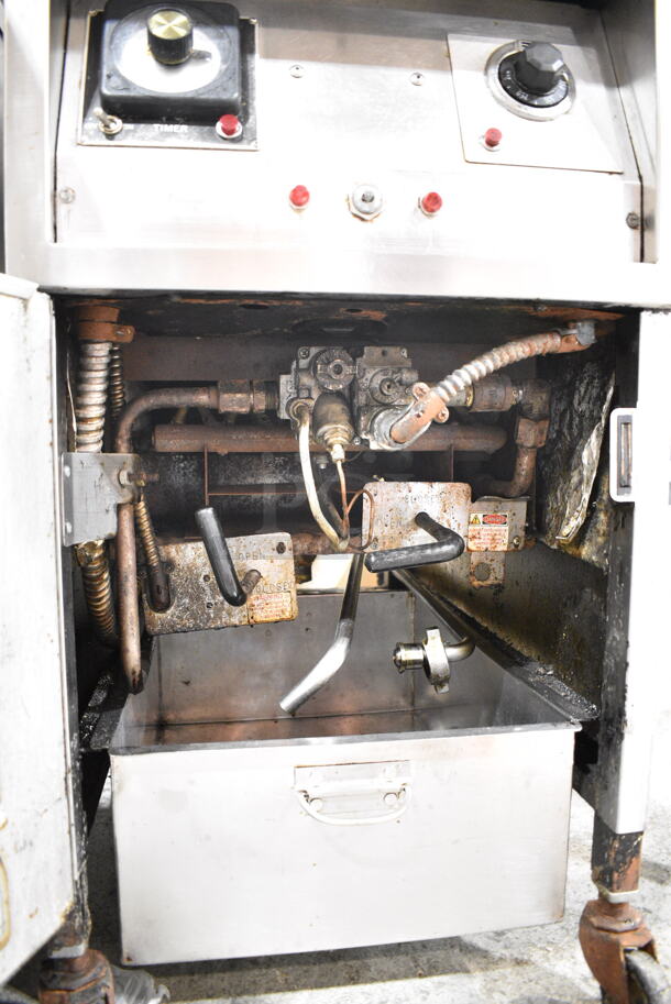 Henny Penny 600RB Stainless Steel Commercial Floor Style Natural Gas Powered Pressure Fryer w/ Metal Fry Basket on Commercial Casters. 80,000 BTU.  - Image 4 of 10