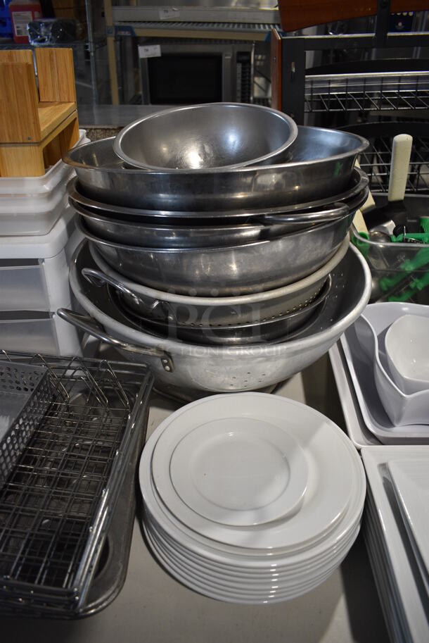 ALL ONE MONEY! Tabletop Lot of Various Items Including Plates, Metal Baskets and Bowls! - Image 4 of 7
