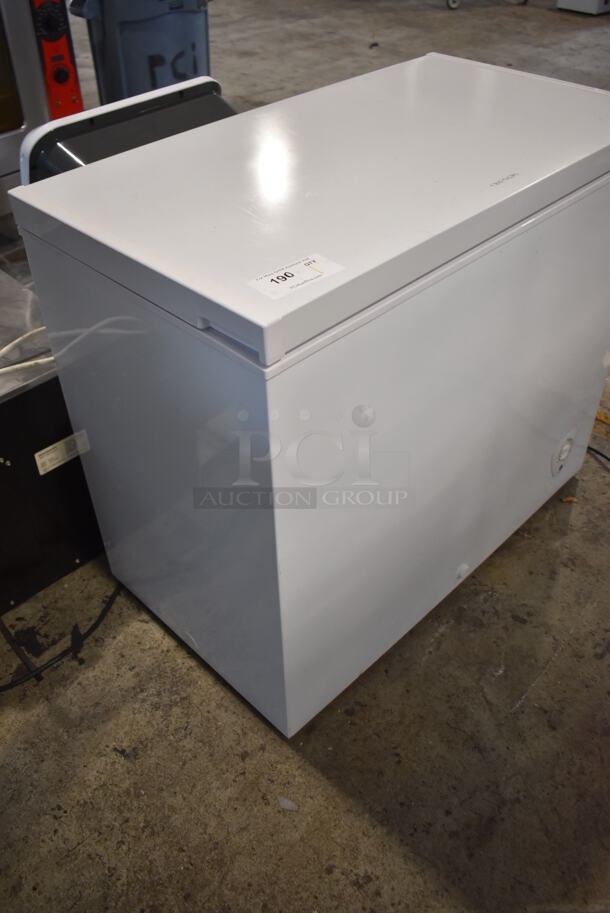Frigidaire FFFC07M1QW Metal Chest Freezer. 115 Volts, 1 Phase. Tested and Powers On But Does Not Get Cold - Image 2 of 5