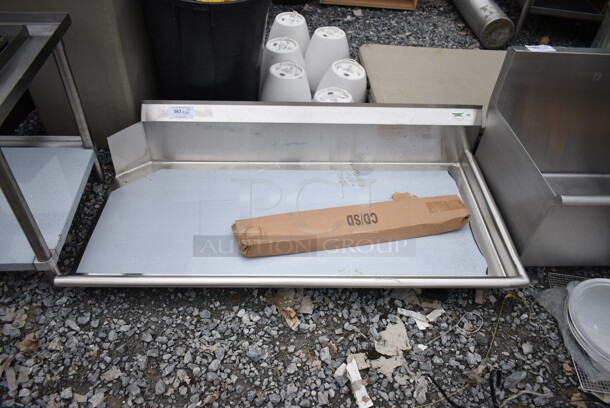 BRAND NEW SCRATCH AND DENT! Regency 600CDT60R 16 Gauge 5' Clean Dish Table - Right Drainboard - Image 2 of 6