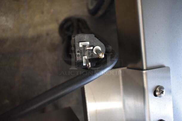 LIKE NEW! 2023 Avantco 177EG30N Stainless Steel Commercial Countertop Electric Powered Flat Top Griddle. 208/240 Volts, 1 Phase. Tested and Working! - Image 6 of 6