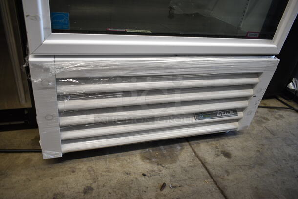 LIKE NEW! 2020 True TSCI-600R-G-PH Commercial Single Door Cooler Merchandiser w/ Poly Racks. 115 Volts, 1 Phase. Tested and Working! - Image 3 of 6