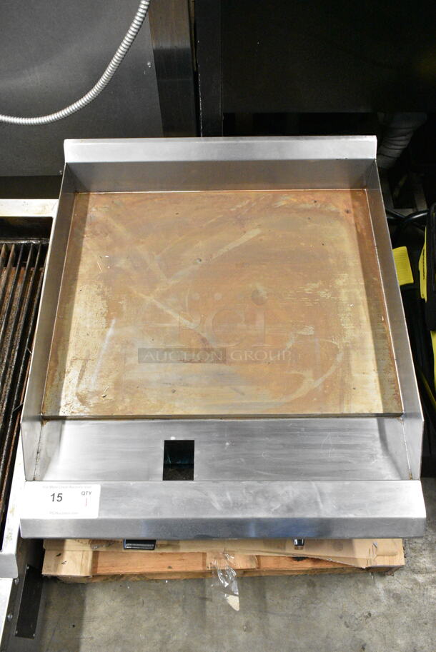 BRAND NEW SCRATCH AND DENT! Avantco 177CAG24MG Stainless Steel Commercial Countertop Natural Gas Powered Flat Top Griddle. 60,000 BTU.  - Image 5 of 6