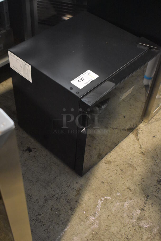 BRAND NEW SCRATCH AND DENT! Arctic King AWCA016ADB Metal Wine Cooler Chiller Merchandiser. 115 Volts, 1 Phase. Tested and Working! - Image 2 of 6