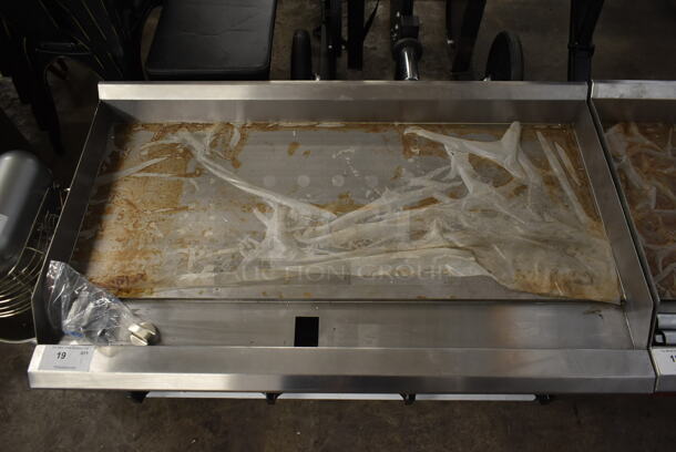 BRAND NEW SCRATCH AND DENT! 2023 Avantco 177CAG48MG Stainless Steel Commercial Countertop Natural Gas Powered Flat Top Griddle. 30,000 BTU. - Image 2 of 6