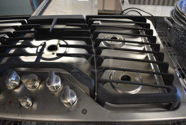 General Electric PGP976SET5SS Stainless Steel Commercial Countertop Natural Gas Powered 5 Burner Range. 37x21x6 - Image 3 of 6