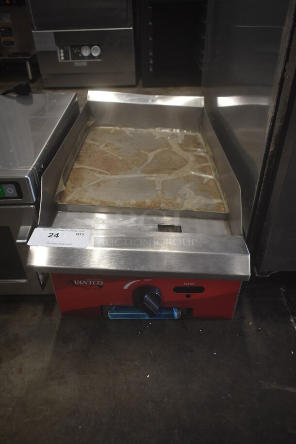 BRAND NEW SCRATCH AND DENT! 2021 Avantco 177CAG15MG Stainless Steel Commercial Countertop Natural Gas Powered Flat Top Griddle. 30,000 BTU.