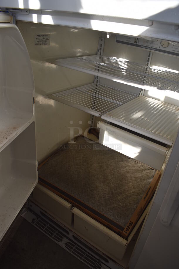 General Electric TBX18SIBQLWW Metal Cooler Freezer Combo Unit. 115 Volts, 1 Phase. 30x29x64. Tested and Working! - Image 6 of 7