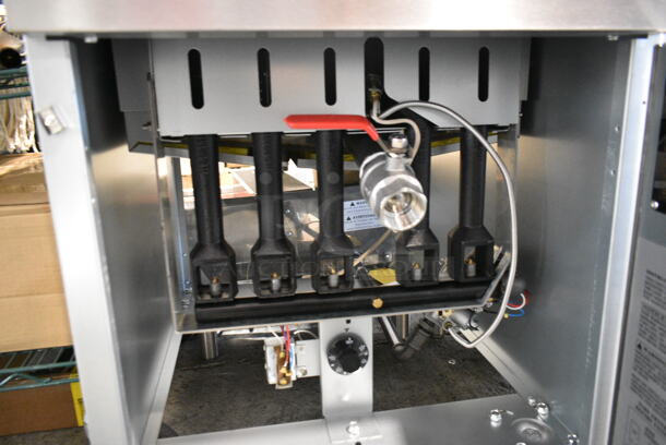 BRAND NEW SCRATCH AND DENT! 2024 Avantco 177FFES70N Stainless Stee Commercial 65-70 lb. Natural Gas Floor Fryer w/ 2 Metal Fry Baskets. 100,000 BTU - Image 6 of 7