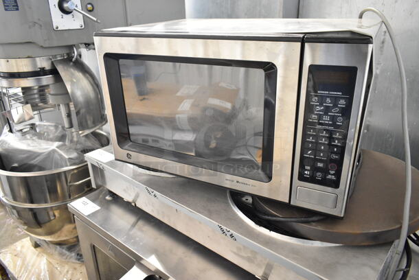 General Electric GE JES1656SJ02 Countertop Microwave Oven w/ Plate. 120 Volts, 1 Phase.  - Image 1 of 6