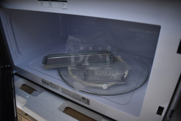 BRAND NEW IN BOX! Criterion CMH16M1B Metal Microwave Oven w/ Plate. 120 Volts, 1 Phase. 31x19x19 - Image 5 of 8