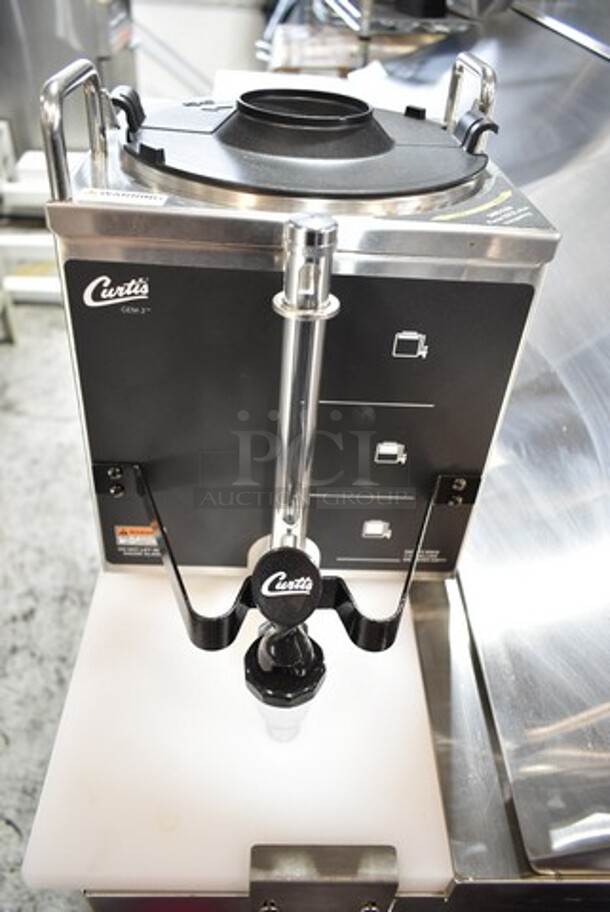BRAND NEW SCRATCH AND DENT! Curtis 945GEM120A10 Stainless Steel Gemini Stainless Steel Analog Satellite Coffee Brewer w/ Hot Water Dispenser, Metal Brew Basket and Satellite Server. 120 Volts, 1 Phase - Image 5 of 7