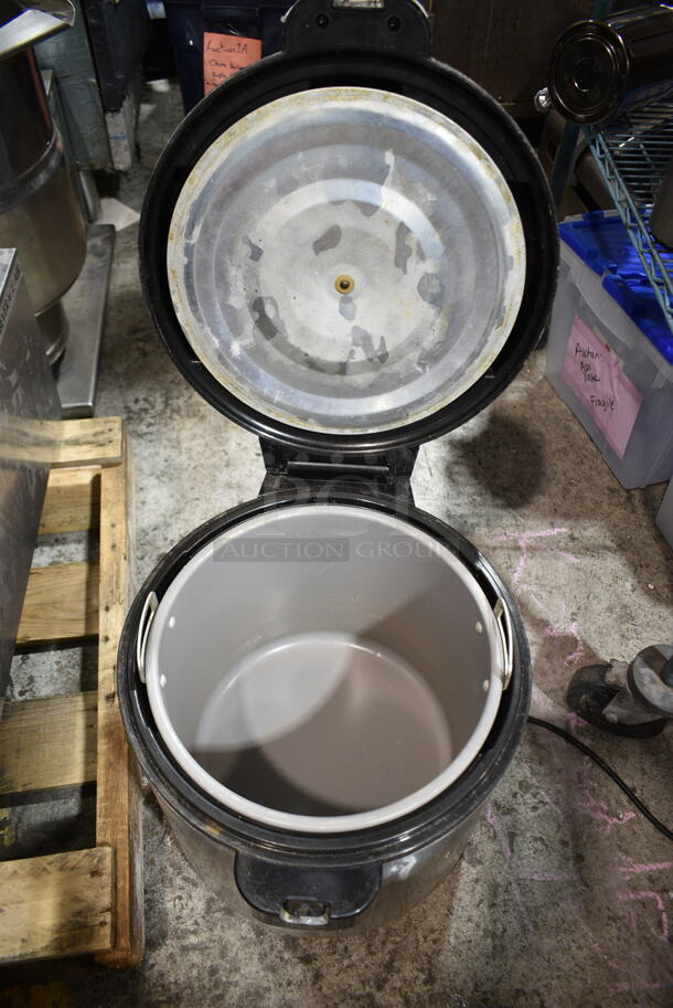Winco RW-S450 Stainless Steel Countertop Rice Cooker. 110 Volts, 1 Phase. Tested and Working! - Image 2 of 4