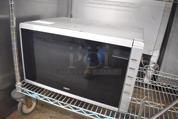 Sanyo EM-C6786V Metal Commercial Countertop Microwave Oven. 120 Volts, 1 Phase. 20.5x16x12.5 - Image 2 of 6