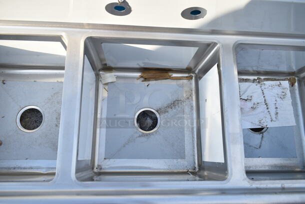 	BRAND NEW SCRATCH AND DENT! Regency 600S31717218 91" 16-Gauge Stainless Steel Three Compartment Commercial Sink with Galvanized Steel Legs and 2 Drainboards - 17" x 17" x 12" Bowls - Image 6 of 8