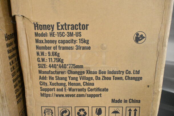 BRAND NEW SCRATCH AND DENT! Vevor HE-15C-3M-US 3 Frame Honey Extractor, Stainless Steel Manual Beekeeping Extraction, Honeycomb Drum Spinner with Transparent Lid - Image 3 of 3
