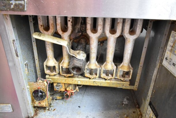 2019 Pitco Frialator 65C Stainless Steel Commercial Natural Gas Powered 65 Pound Capacity Deep Fat Fryer w/ 6 Metal Fry Baskets and Right Side Splash Guard. 150,000 BTU.  - Image 4 of 5