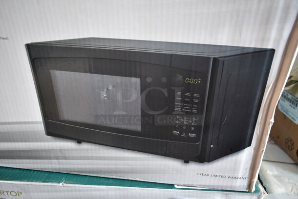 BRAND NEW IN BOX! Criterion CCM11M1B Countertop Microwave Oven w/ Plate. 120 Volts, 1 Phase. - Image 3 of 7