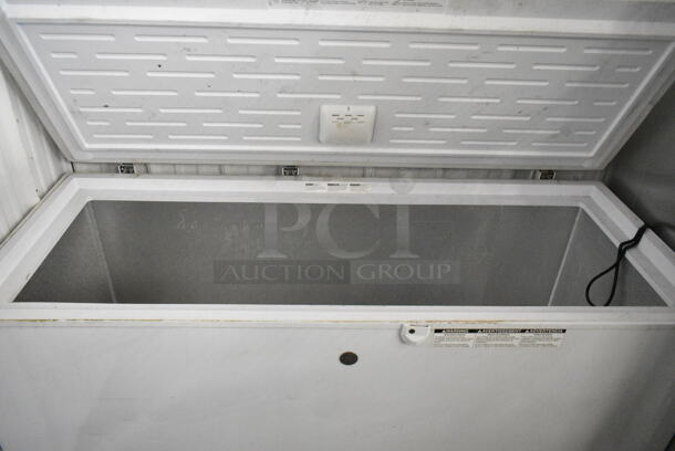 General Electric GE FCM16SLBWW Metal Chest Freezer w/ Hinge Lid. 115 Volts, 1 Phase. Tested and Powers On But Does Not Get Cold - Image 2 of 4