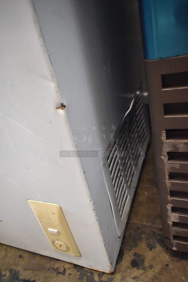 Holiday LCM050LC Metal Chest Freezer. 115 Volts, 1 Phase. Tested and Working! - Image 2 of 9