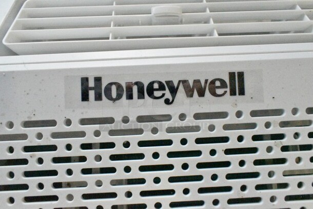 Honeywell Window Mount Air Conditioner. Tested and Working! - Image 2 of 3