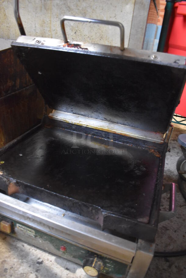 Waring Stainless Steel Commercial Countertop Electric Powered Panini Press w/ Thermostatic Controls. 19x19x12. Tested and Working! - Image 5 of 7