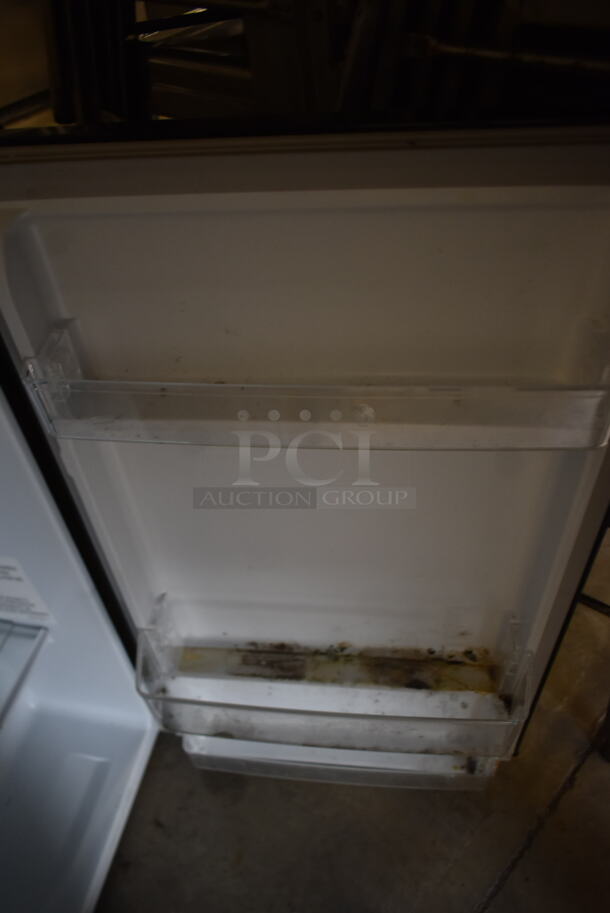 Hisense RR33D5ABE Metal Mini Cooler. 115 Volts, 1 Phase. Tested and Powers On But Does Not Get Cold - Image 3 of 4