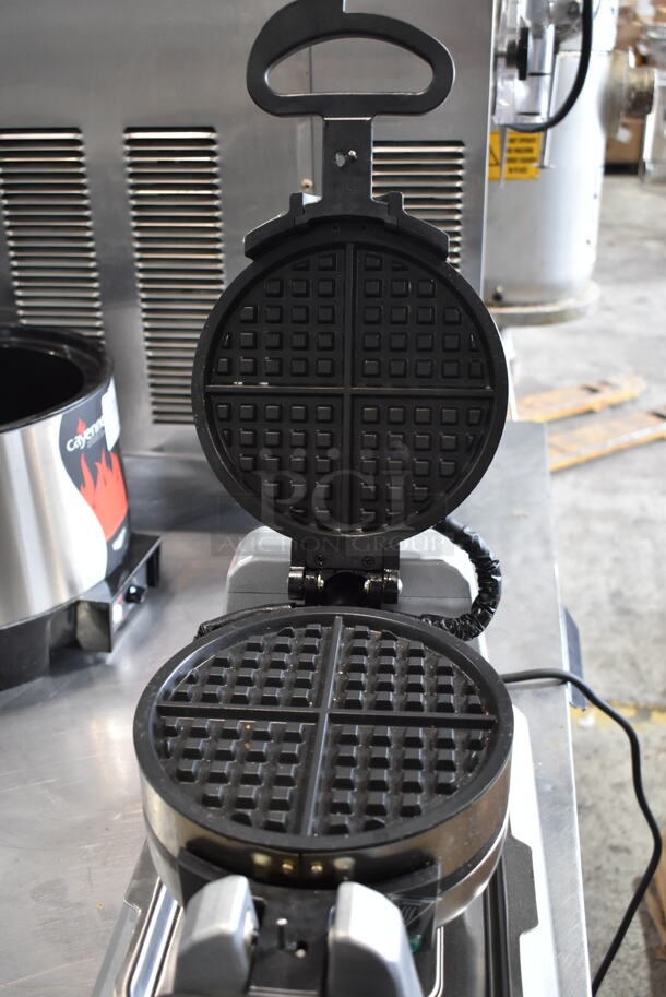 BRAND NEW SCRATCH AND DENT! Waring WWD200 Stainless Steel Countertop Waffle Maker. 120 Volts, 1 Phase. Tested and Working! - Image 4 of 5