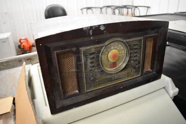Crosley Model CR83 Stack-O-Matic Countertop Record Player. 17x16x9.5 - Image 4 of 9