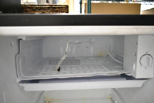 Galanz GLR33MBKE23 Mini Cooler. 115 Volts, 1 Phase. Cannot Test Due To Cut Cord - Image 3 of 5