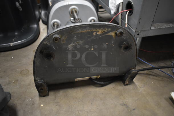 Hamilton Beach HMD400 Metal Commercial Countertop 3 Head Milkshake Mixer. 120 Volts, 1 Phase. Tested and Only Left Head is Working - Image 4 of 4